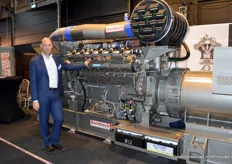 Robin Verhoef van Dordtech op de foto met de basis van een WKK: een 1 MWh gasmotor van Siemens.